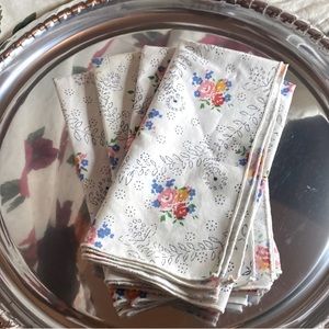 4 vintage napkins